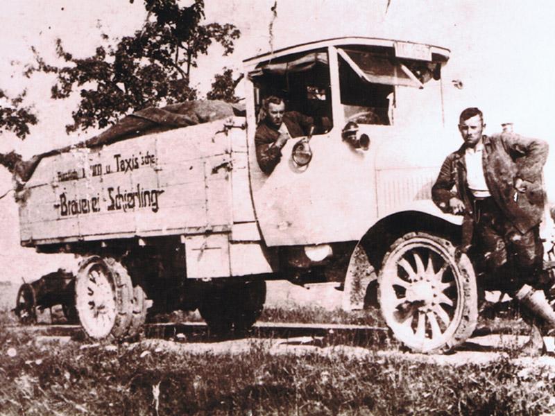 Großvater Fritz Heitzer mit erstem Transporter